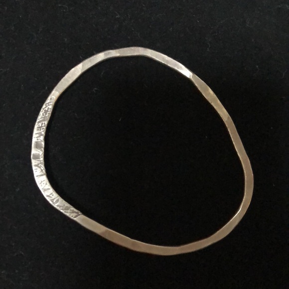 Asymmetrical handmade hammered silver bracelet. - Picture 4 of 5